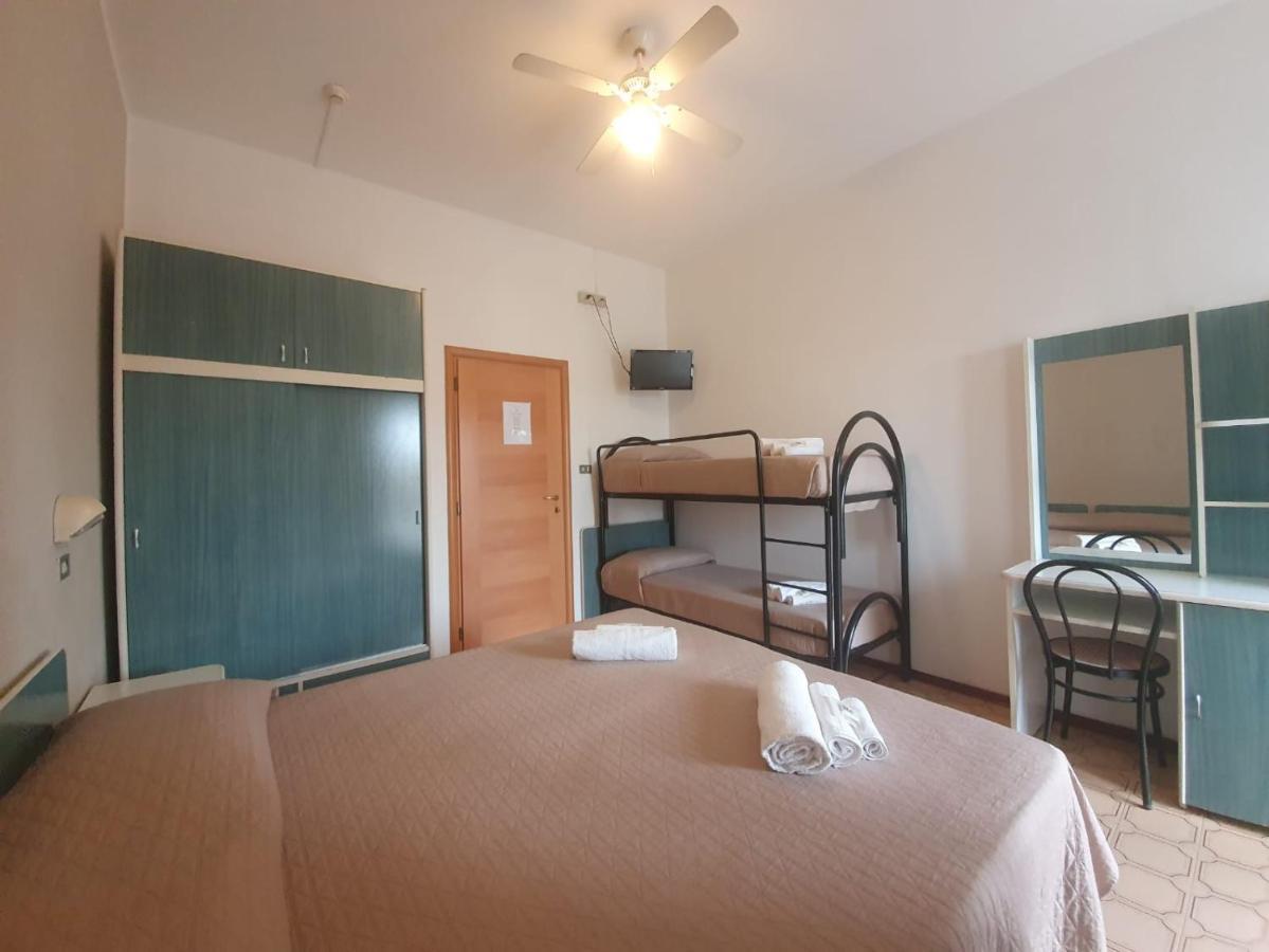 Hotel Magriv Римини Екстериор снимка