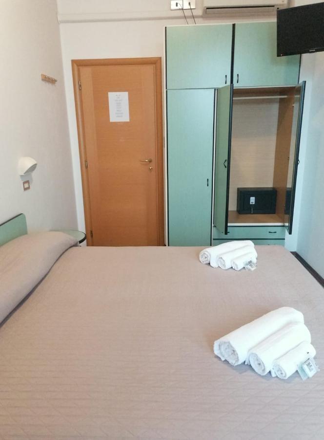 Hotel Magriv Римини Екстериор снимка