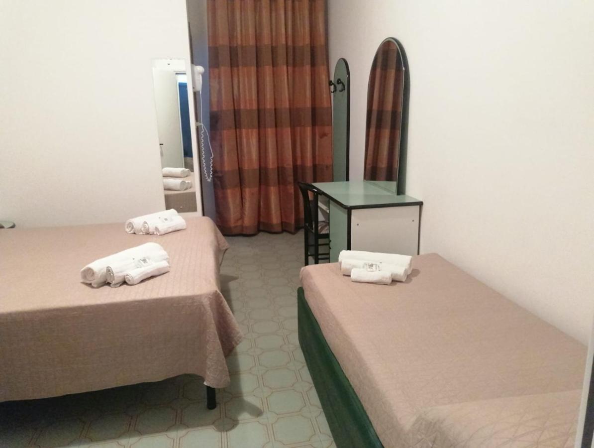 Hotel Magriv Римини Екстериор снимка