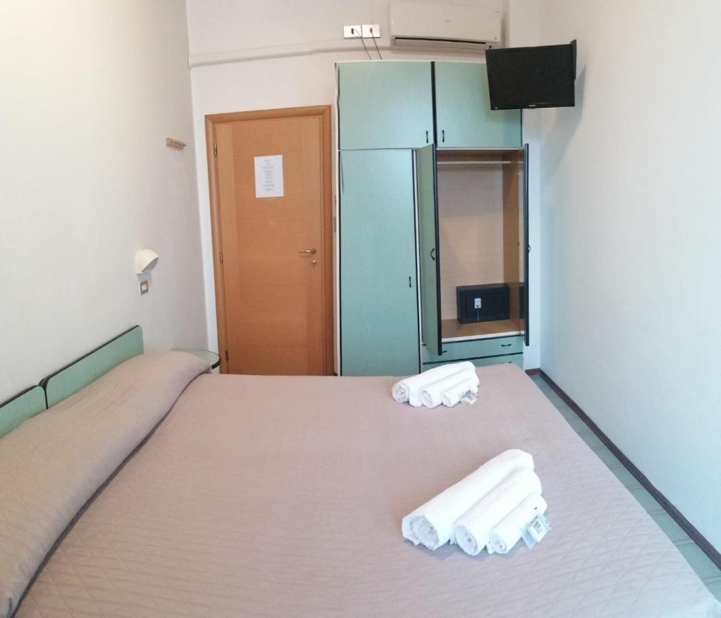 Hotel Magriv Римини Екстериор снимка