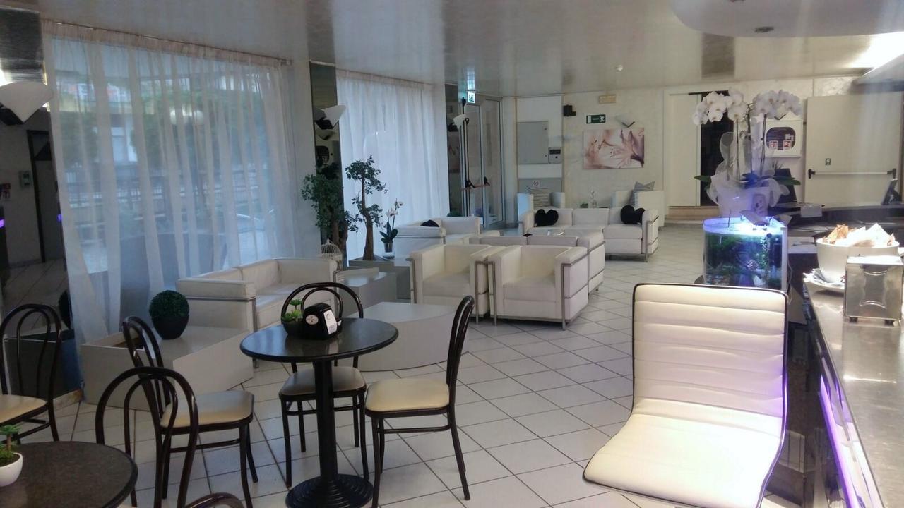 Hotel Magriv Римини Екстериор снимка