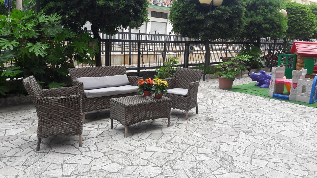 Hotel Magriv Римини Екстериор снимка